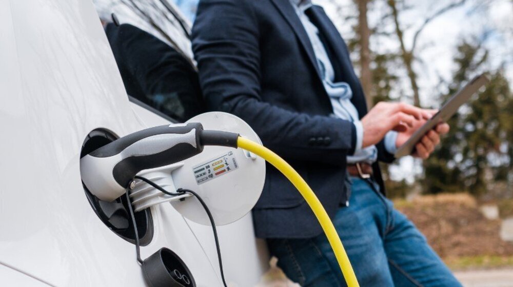 ピアツーピア電気自動車充電市場は、2033年までに67億米ドルに急拡大し、EVエコシステムのシェアリングにおける年平均成長率は20%になると予測されている。