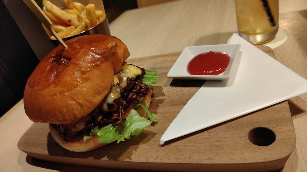 旨味あふれ出るスマッシュパティのBIGハンバーガー！　SAUSダブルスマッシュバーガーByダブルツリーbyヒルトン東京有明[実食レポ][字幕有]