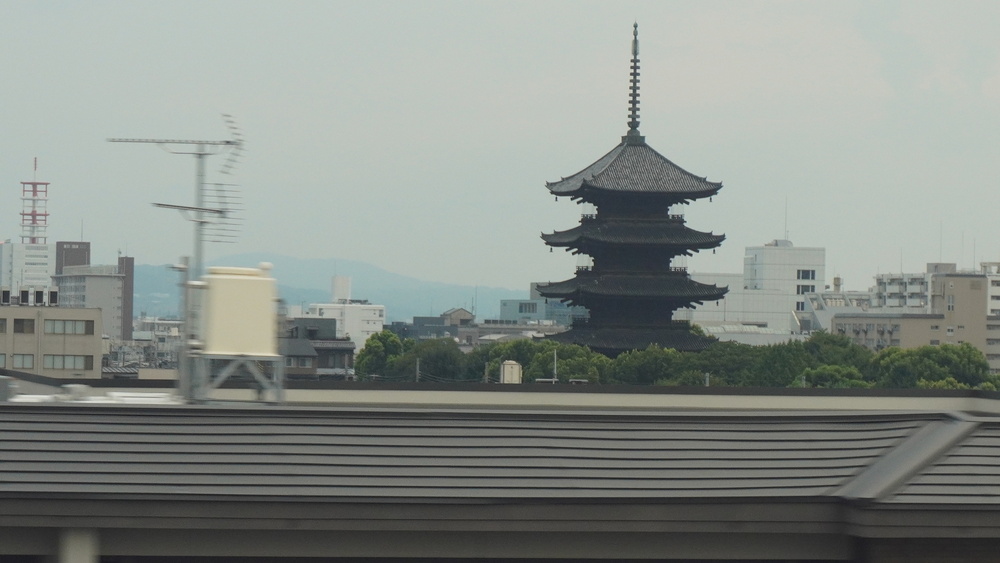 遠くにありてなお…。