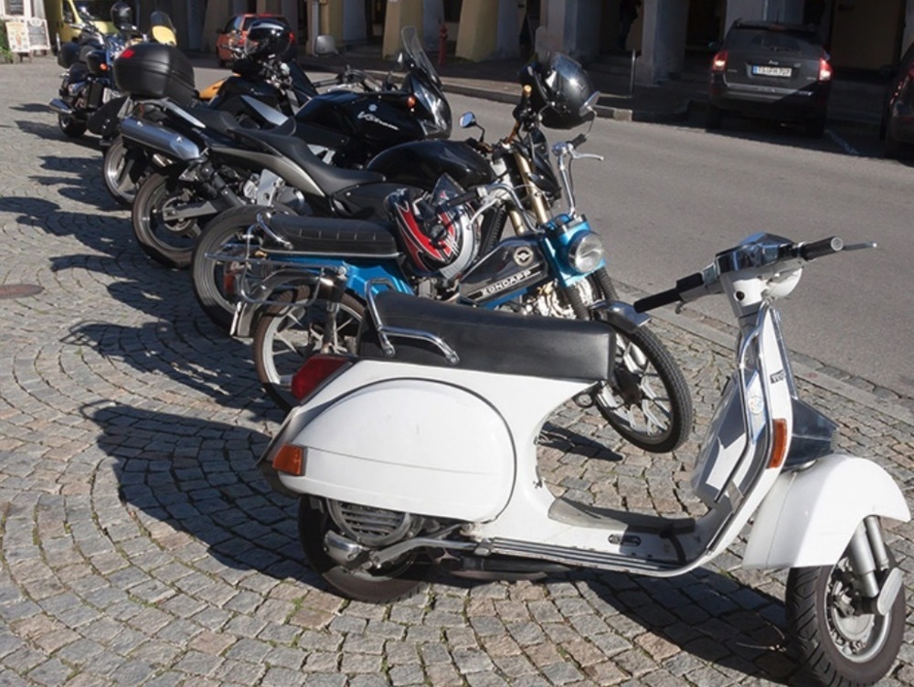 京都の当店はバイク好きの方に人気