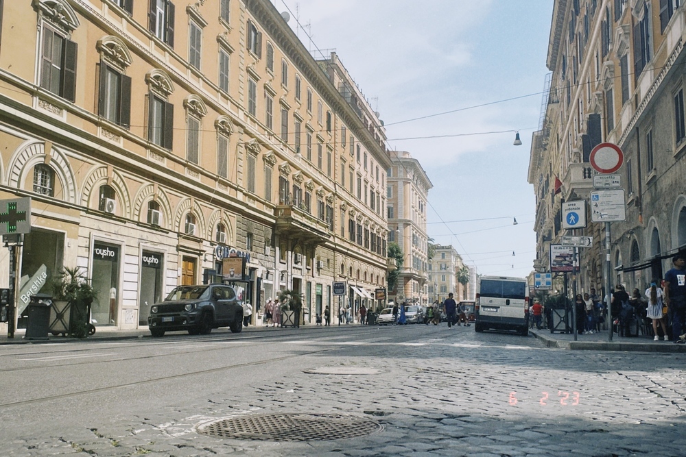 ローマの石畳、歴史が息づく街角