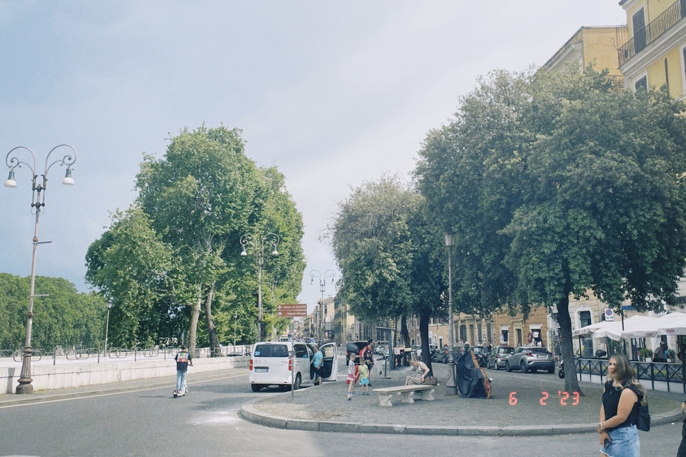 木陰のテラス、都会の喧騒を離れて