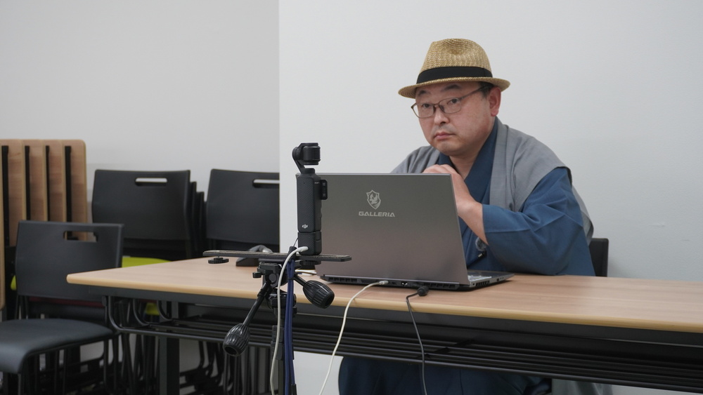 いつもと違う場所。緊張の室内撮影。